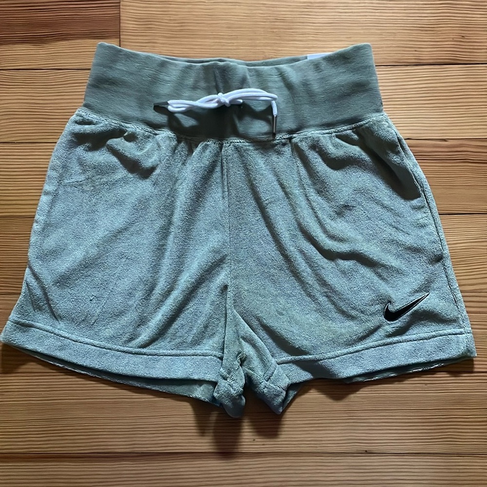 NWT NIKE WOMENS SHORTS